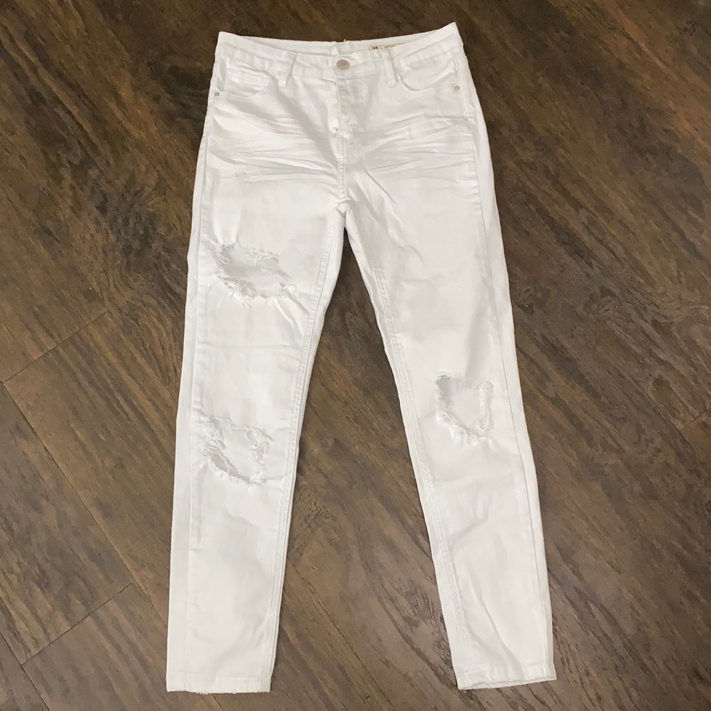 NEW Distressed White High Rise Jeans 😍